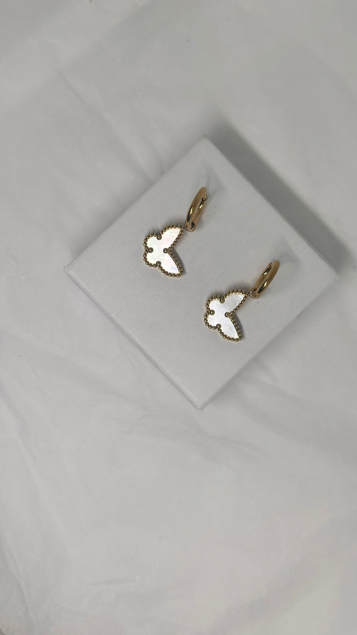 Boucles BUTTERFLY Nacrées – Créoles dorées premium