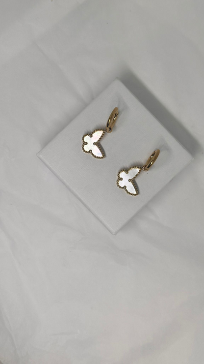 Boucles BUTTERFLY Nacrées – Créoles dorées premium