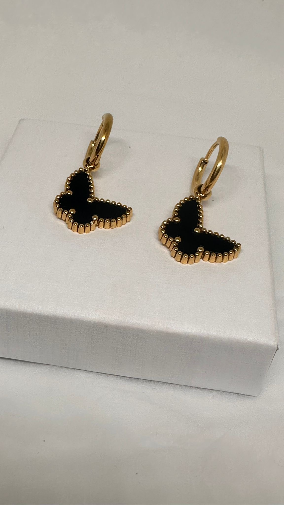 Boucles BUTTERFLY Noires – Créoles dorées premium