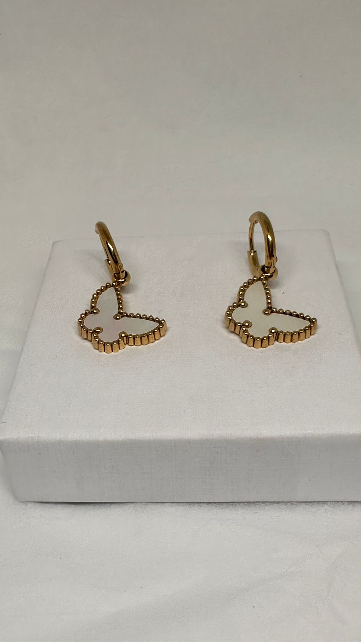 Boucles BUTTERFLY Nacrées – Créoles dorées premium