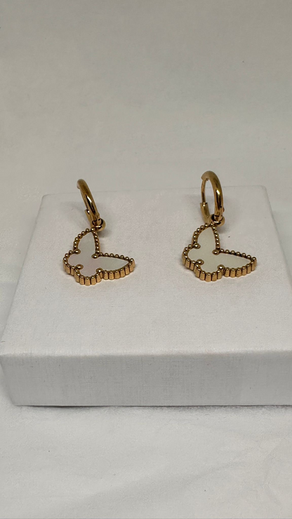 Boucles BUTTERFLY Nacrées – Créoles dorées premium