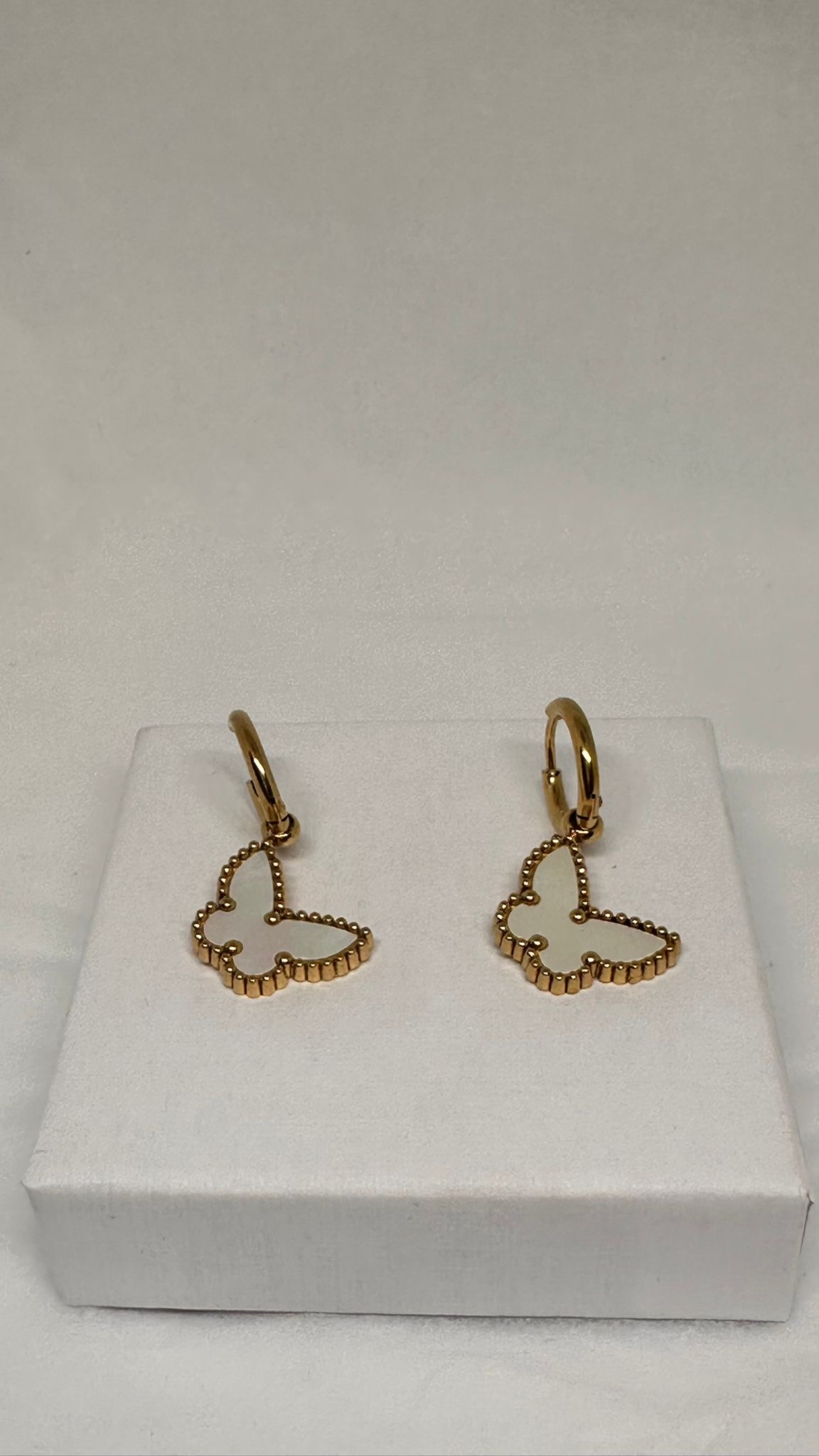 Boucles BUTTERFLY Nacrées – Créoles dorées premium